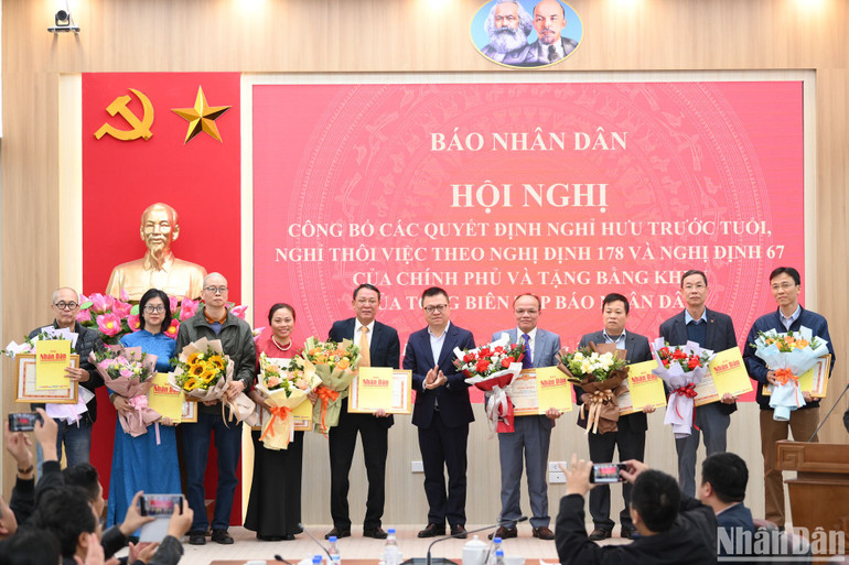 Đồng chí Lê Quốc Minh trao quyết định, bằng khen cho các đồng chí nghỉ hưu trước hạn, thôi việc theo nguyện vọng. (Ảnh: THẾ ĐẠI)