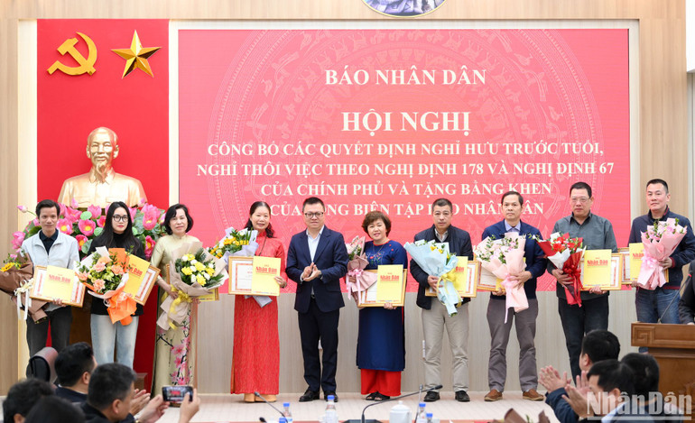 Đồng chí Lê Quốc Minh trao quyết định, bằng khen cho các đồng chí nghỉ hưu trước hạn, thôi việc theo nguyện vọng. (Ảnh: THẾ ĐẠI)