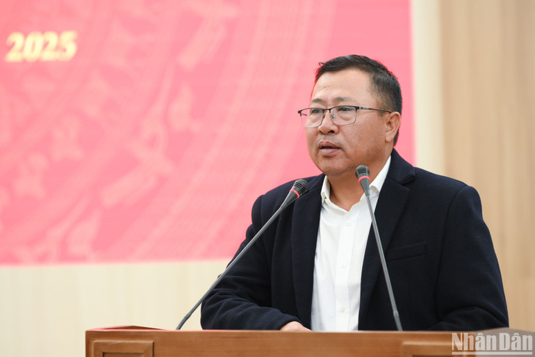 Đồng chí Lê Nam Tư - Trưởng cơ quan đại diện Báo Nhân Dân tại khu vực phía nam phát biểu tại hội nghị. (Ảnh: THẾ ĐẠI)