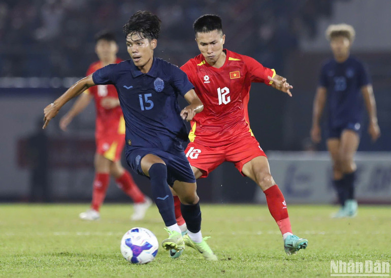 Các cầu thủ Campuchia vùng lên trong hiệp 2.