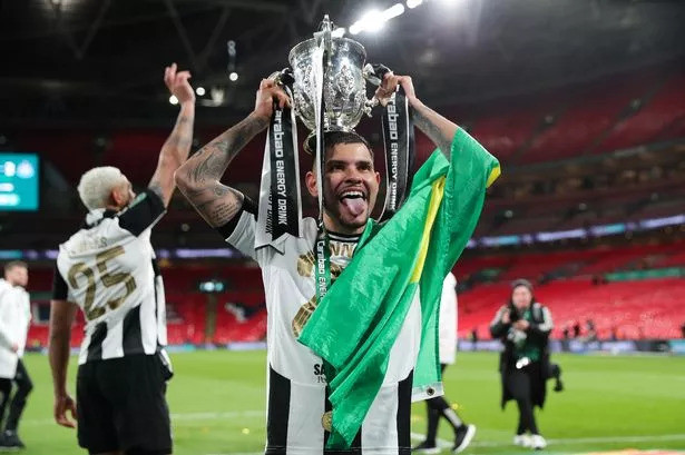 Bruno Guimares hoàn thành lời hứa danh dự với chiếc cúp Carabao Cup 2025. (Ảnh: YahooSports)
