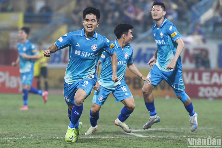Các cầu thủ Đà Nẵng thi đấu bùng nổ trong quãng thời gian đầu hiệp 2. (Ảnh: TRẦN HẢI)
