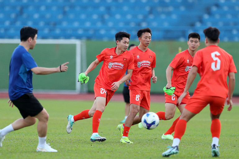 Các tuyển thủ Việt Nam nỗ lực tập luyện cho 2 trận đấu sắp tới. (Ảnh: VFF)