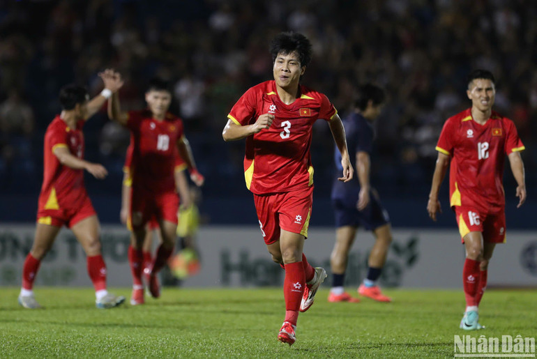 Văn Vĩ nhân đôi cách biệt cho Việt Nam.