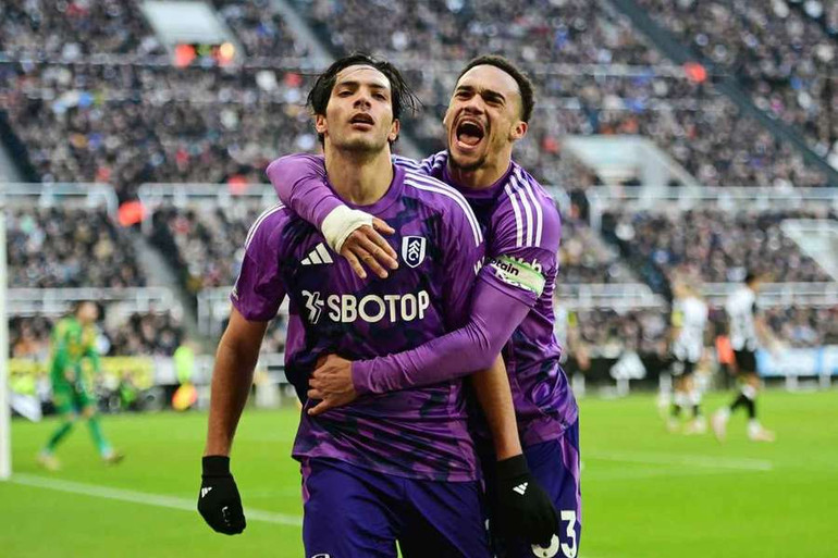 Raul Jimenez ghi bàn vào lưới Newcastle. (Ảnh: FulhamFC)