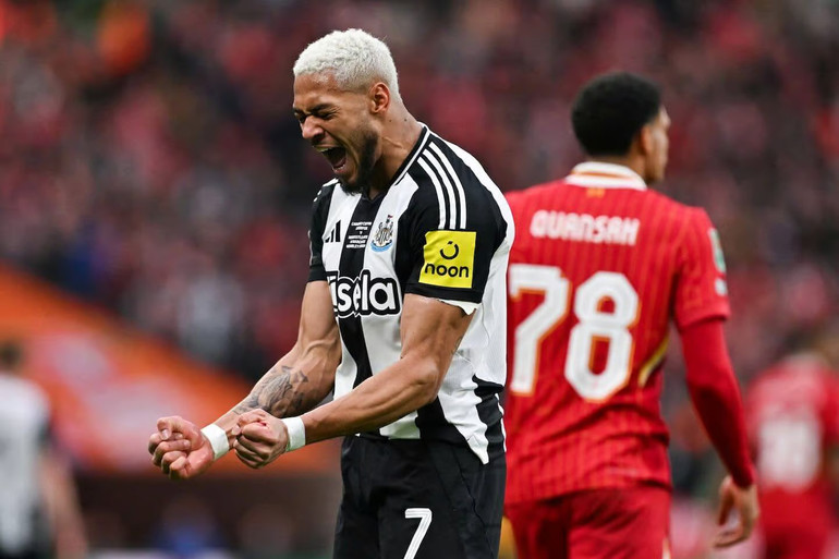 Joelinton ăn mừng sau pha tranh chấp với Quansah như thể đã chiến thắng đối thủ. (Ảnh: Getty)