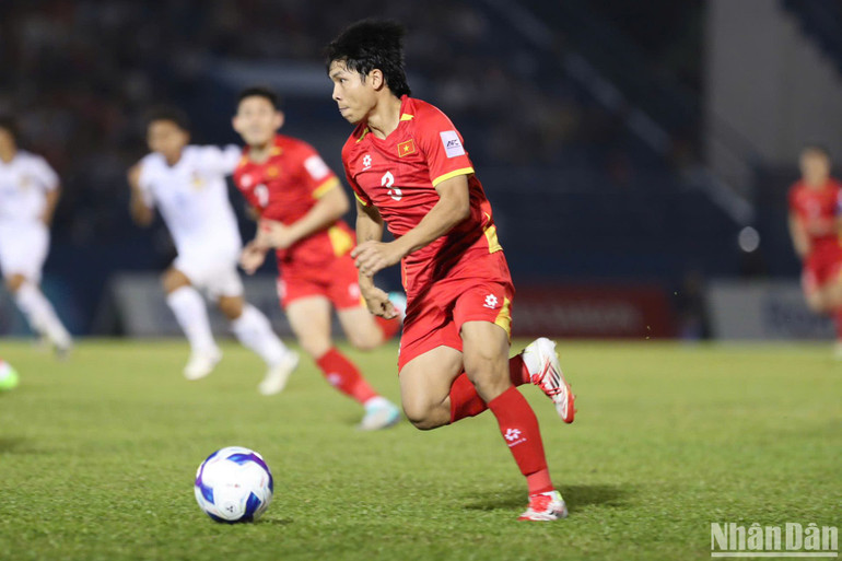 Văn Vĩ ghi cú đúp gia tăng cách biệt lên 3-0. (Ảnh: HÀ TÙNG)