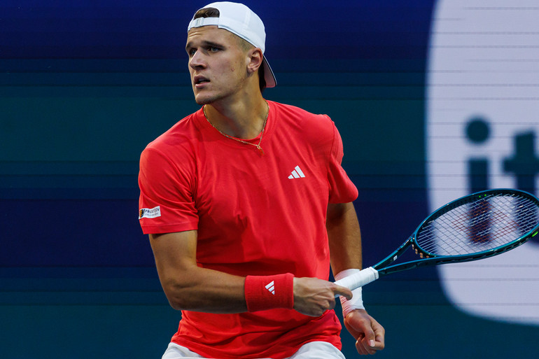 Jakub Mensik - tay vợt thách thức Novak Djokovic trong trận chung kết Miami Open 2025. (Ảnh: Tennis365)