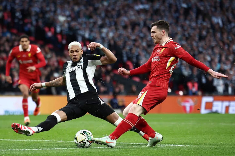 Pha chạy nước rút thần tốc của Joelinton để chặn đứng cú sút của đối thủ. (Ảnh: Getty)