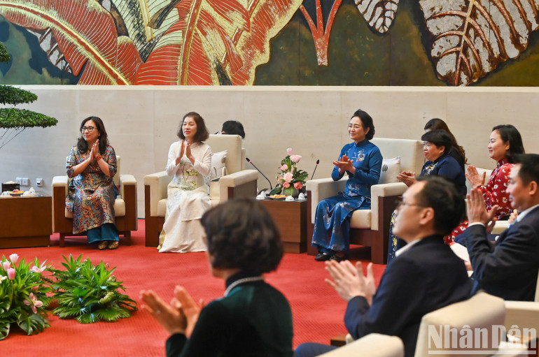 Tại buổi gặp mặt, Phu nhân Chủ tịch Quốc hội Nguyễn Thị Thanh Nga và Phu nhân Phó Thủ tướng, Bộ trưởng Ngoại giao Vũ Thị Bích Ngọc và các đại biểu nghe giới thiệu, thưởng thức chè Shan Tuyết cổ thụ.
