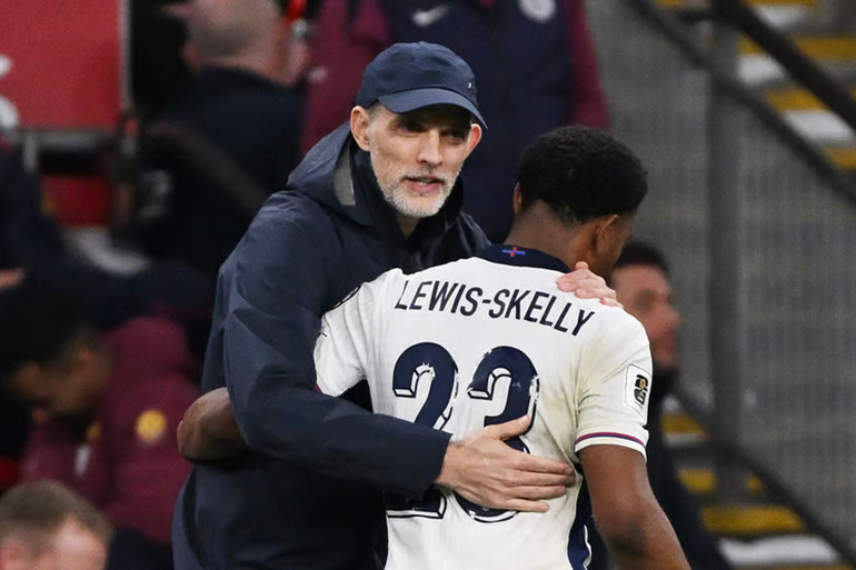 Huấn luyện viên Tuchel ăn mừng cùng Miles Lewis-Skelly sau khi cầu thủ này mở tỷ số. (Ảnh: Getty)