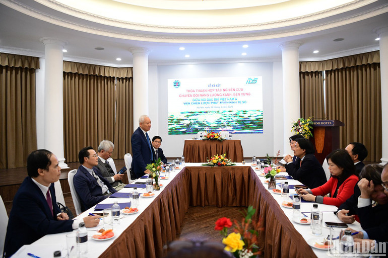 Quang cảnh buổi lễ ký kết.