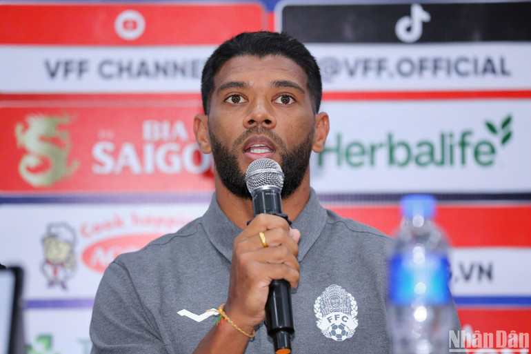 Hậu vệ Kan Mo của đội tuyển Campuchia phát biểu tại họp báo. (Ảnh: SƠN TÙNG) Hậu vệ Kan Mo của đội tuyển Campuchia phát biểu tại họp báo. (Ảnh: SƠN TÙNG)