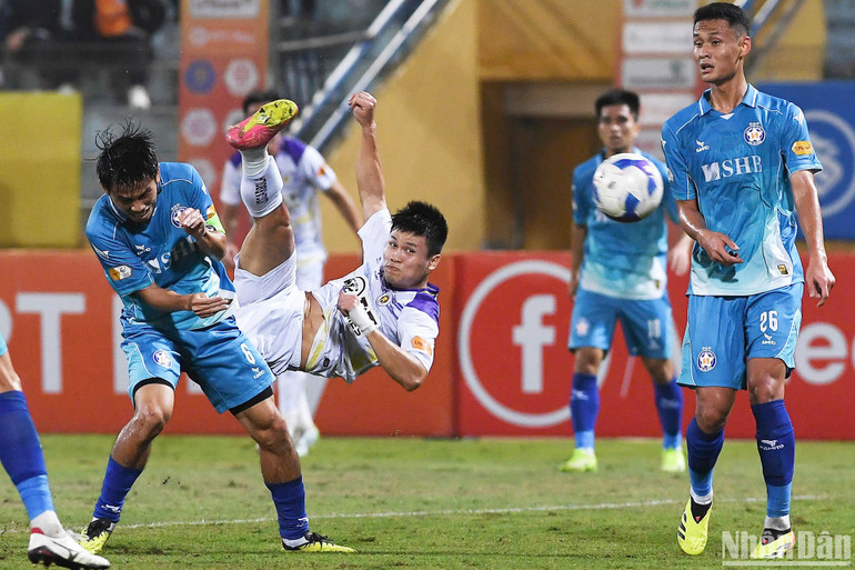 Nỗ lực của các cầu thủ Hà Nội mang về chiến thắng kịch tính. (Ảnh: TRẦN HẢI)