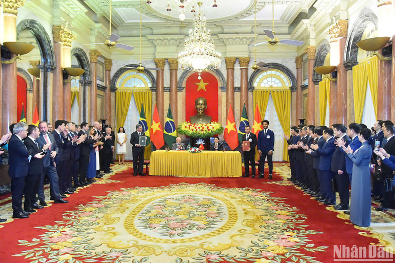 Các đại biểu chúc mừng sự hợp tác giữa hai nền bóng đá Việt Nam-Brazil. (Ảnh: THỦY NGUYÊN)