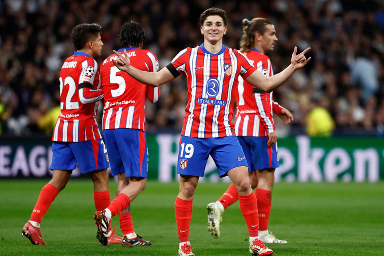 Julian Alvarez ghi bàn gỡ hòa cho Atletico. (Ảnh: Reuters)