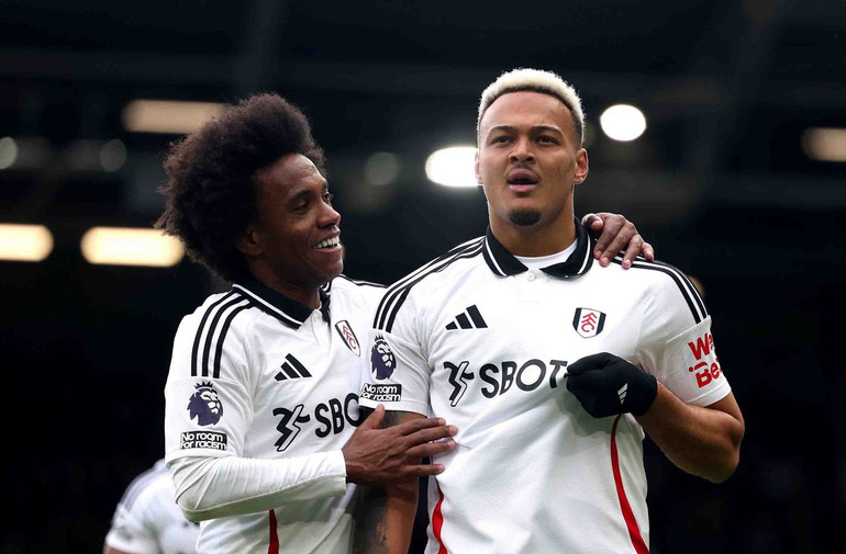 Antonee Robinson (phải) thi đấu ấn tượng trong mùa giải này. (Ảnh: FulhamFC)