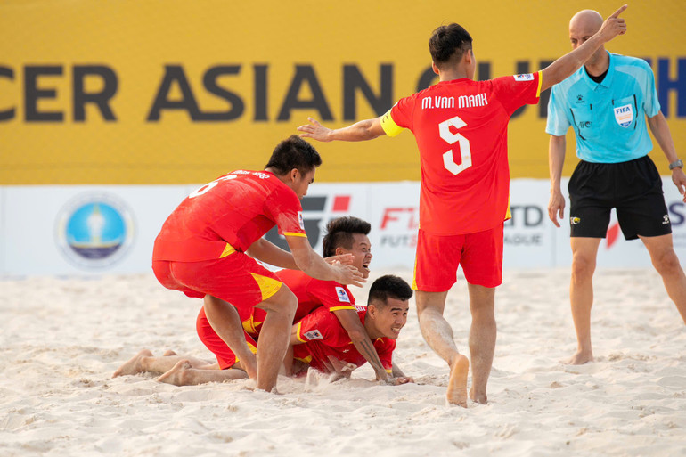 Đội tuyển bóng đá bãi biển Việt Nam vươn lên dẫn trước. (Ảnh: VFF)