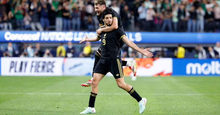 Tiền đạo Jimenez ghi bàn trong trận bán kết trước Canada. (Ảnh: Getty)