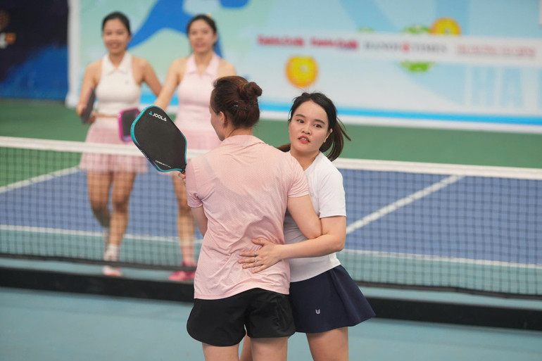 Các vận động viên thi đấu hết mình ở nội dung đôi nữ.