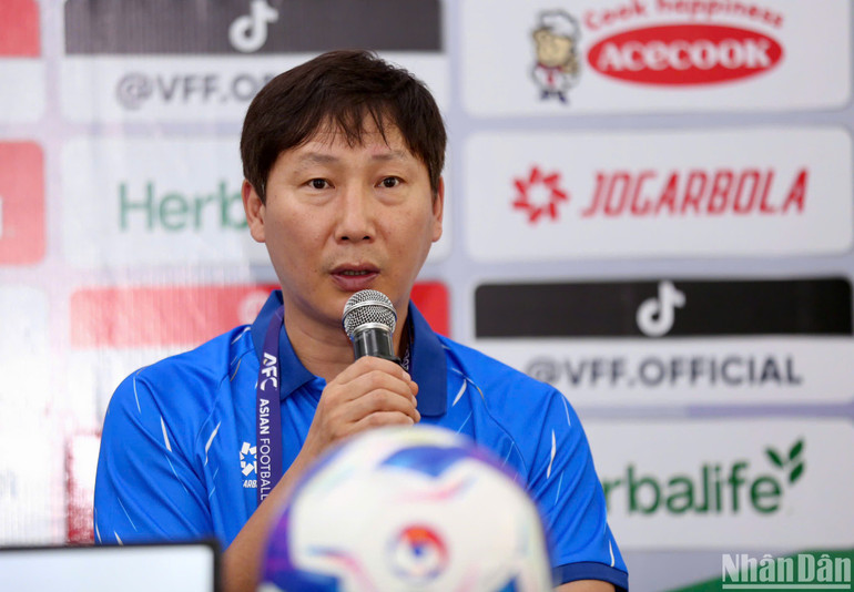 Huấn luyện viên Kim Sang Sik phát biểu tại buổi họp báo. (Ảnh: HÀ TÙNG)