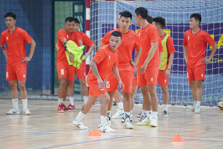 Các tuyển thủ futsal nỗ lực tập luyện. (Ảnh: VFF)