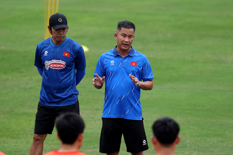 Quyền huấn luyện viên trưởng Đinh Hồng Vinh dặn dò các học trò trong buổi tập. (Ảnh: VFF)