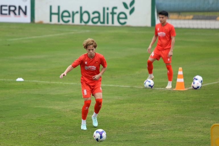 Le Viktor hòa nhập nhanh cùng các đồng đội. (Ảnh: VFF)