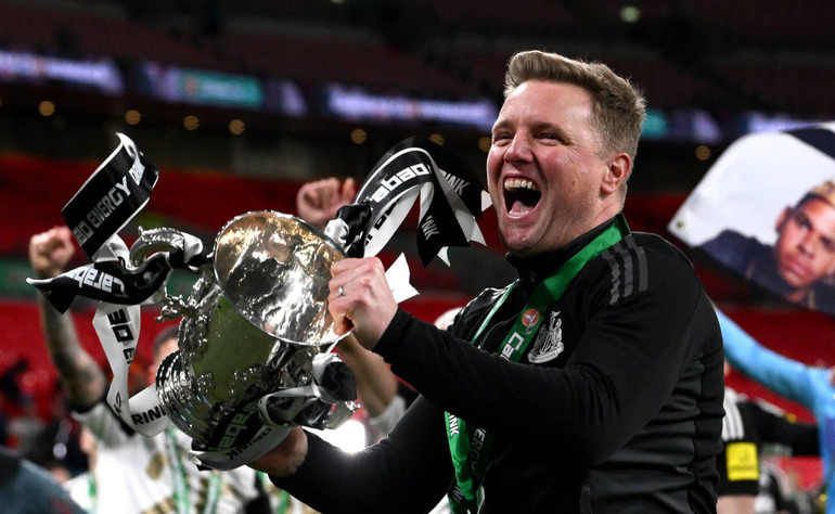 Eddie Howe ăn mừng với chiếc cúp Carabao. (Ảnh: Getty)