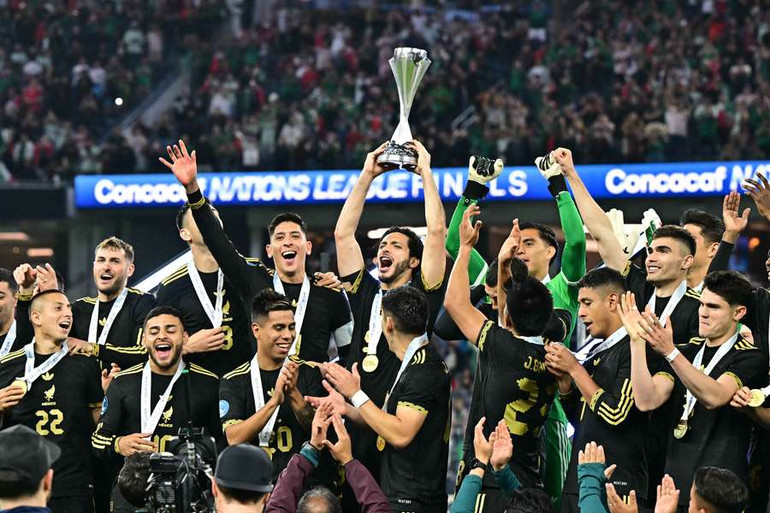 Raul Jimenez giành cúp vô địch Concacaf Nation League cùng Đội tuyển Mexico. (Ảnh: CNL) Raul Jimenez giành cúp vô địch Concacaf Nation League cùng Đội tuyển Mexico. (Ảnh: CNL)