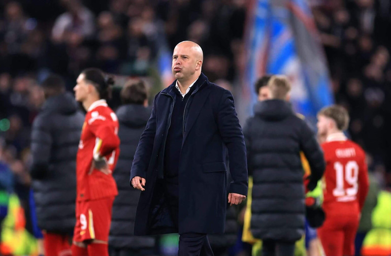 Arne Slot thất vọng khi Liverpool thua PSG tại Champions League. (Ảnh: Getty)