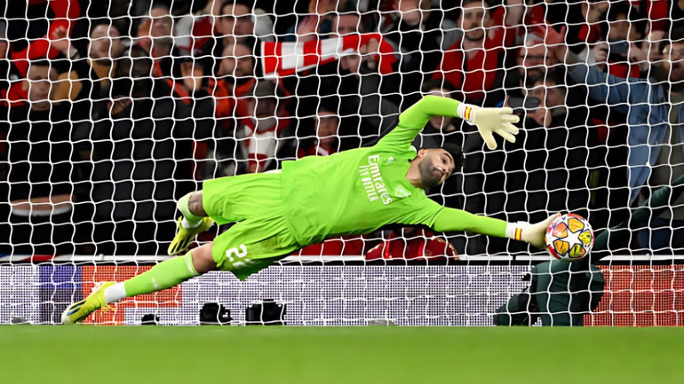 David Raya cho thấy sự xuất sắc trong khung gỗ. (Ảnh: The Sun) David Raya cho thấy sự xuất sắc trong khung gỗ. (Ảnh: The Sun)