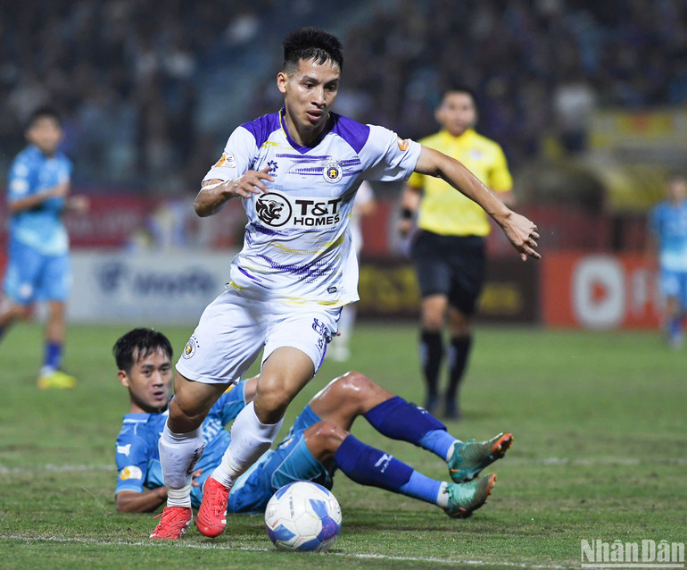 Hùng Dũng kiến tạo mang về bàn mở tỷ số cho Hà Nội. (Ảnh: TRẦN HẢI)