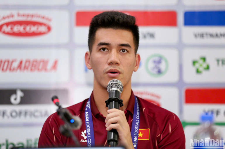 Tiền đạo Nguyễn Tiến Linh phát biểu tại buổi họp báo. (Ảnh: HÀ TÙNG)