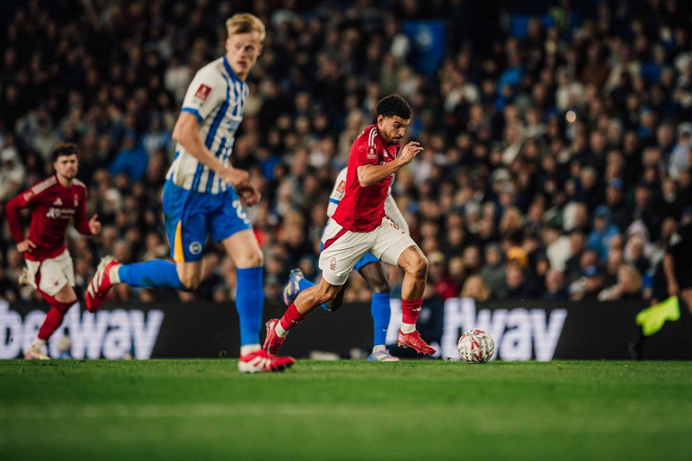 Nottingham Forest (áo đỏ) chiến đấu kiên cường trên sân khách. Nottingham Forest (áo đỏ) chiến đấu kiên cường trên sân khách.