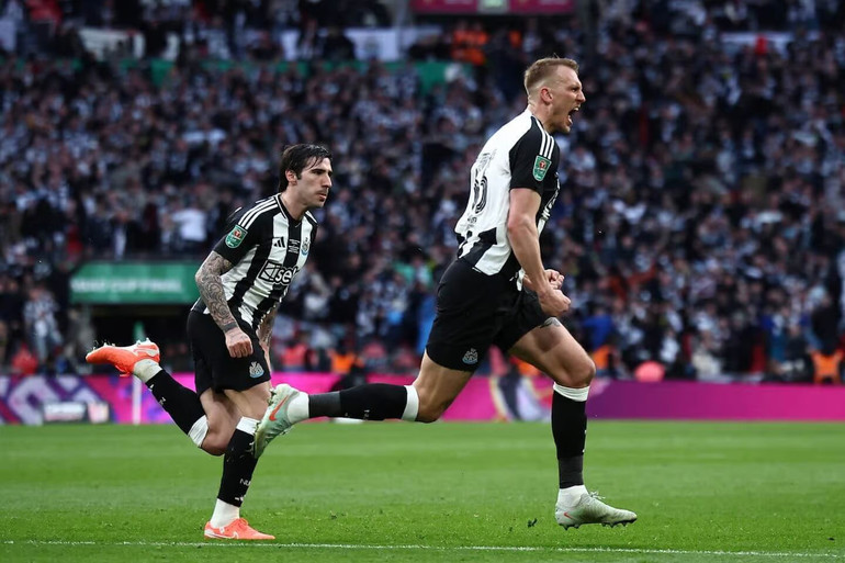 Dan Burn ghi bàn mở tỉ số cho Newcastle. (Ảnh: Getty)