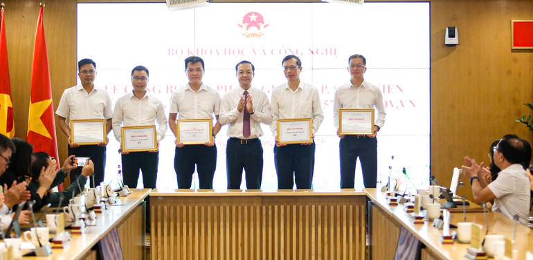 Thứ trưởng Khoa học và Công nghệ Phạm Đức Long trao chứng nhận sản phẩm cho các doanh nghiệp.