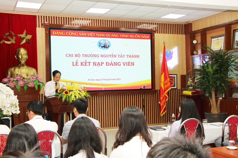 Đồng chí Phạm Sỹ Cường, Bí thư Chi bộ, Hiệu trưởng Trường THCS và THPT Nguyễn Tất Thành phát biểu tại buổi lễ. Đồng chí Phạm Sỹ Cường, Bí thư Chi bộ, Hiệu trưởng Trường THCS và THPT Nguyễn Tất Thành phát biểu tại buổi lễ.