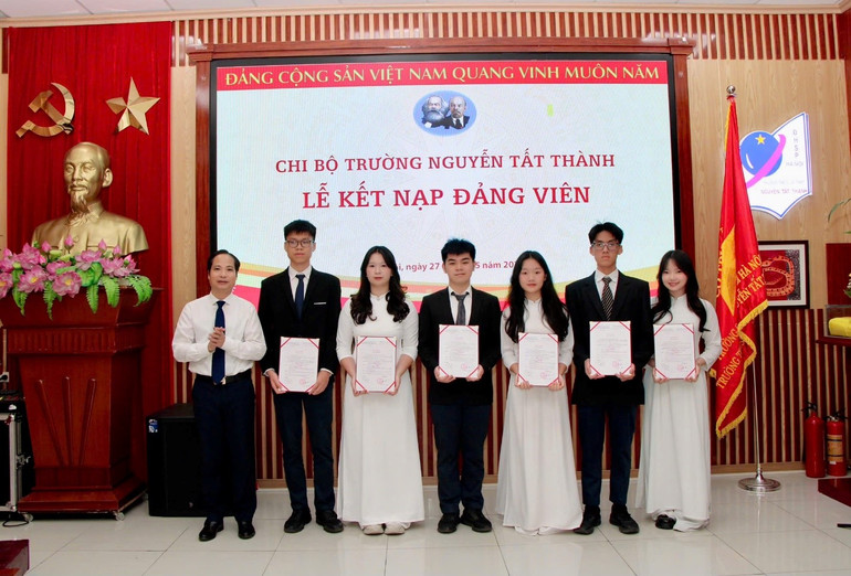 Đồng chí Phạm Sỹ Cường, Bí thư Chi bộ, Hiệu trưởng Trường THCS và THPT Nguyễn Tất Thành trao Quyết định kết nạp Đảng cho các học sinh. Đồng chí Phạm Sỹ Cường, Bí thư Chi bộ, Hiệu trưởng Trường THCS và THPT Nguyễn Tất Thành trao Quyết định kết nạp Đảng cho các học sinh.