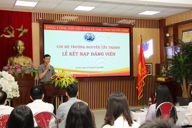 Đồng chí Nguyễn Văn Hiền, Bí thư Đảng ủy, Chủ tịch Hội đồng Trường đại học Sư phạm Hà Nội phát biểu tại buổi lễ. Đồng chí Nguyễn Văn Hiền, Bí thư Đảng ủy, Chủ tịch Hội đồng Trường đại học Sư phạm Hà Nội phát biểu tại buổi lễ.