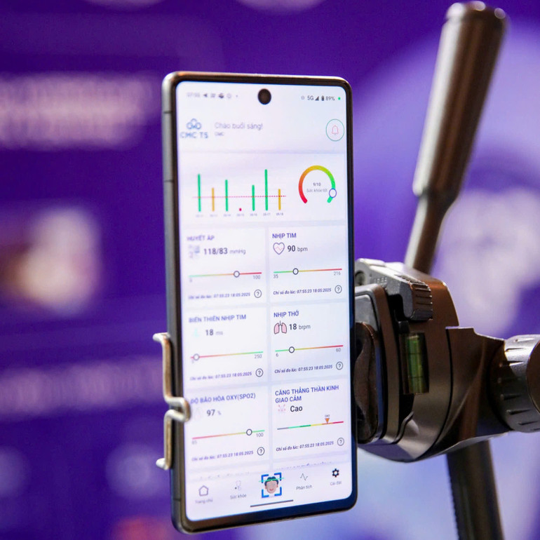 Sản phẩm C-Health có khả năng đo hơn 20 chỉ số như nhịp tim, huyết áp, biến thiên nhịp tim, hồng cầu... cho kết quả nhanh chóng.