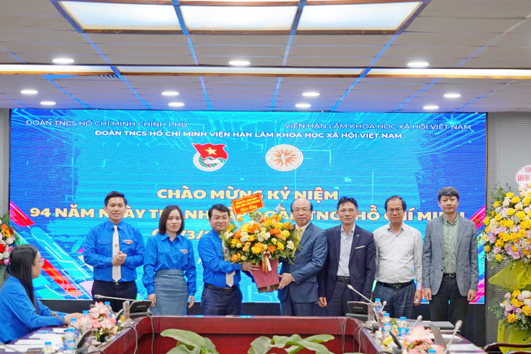 Lãnh đạo Viện Hàn lâm Khoa học xã hội Việt Nam tặng hoa chúc mừng nhân Ngày 26/3