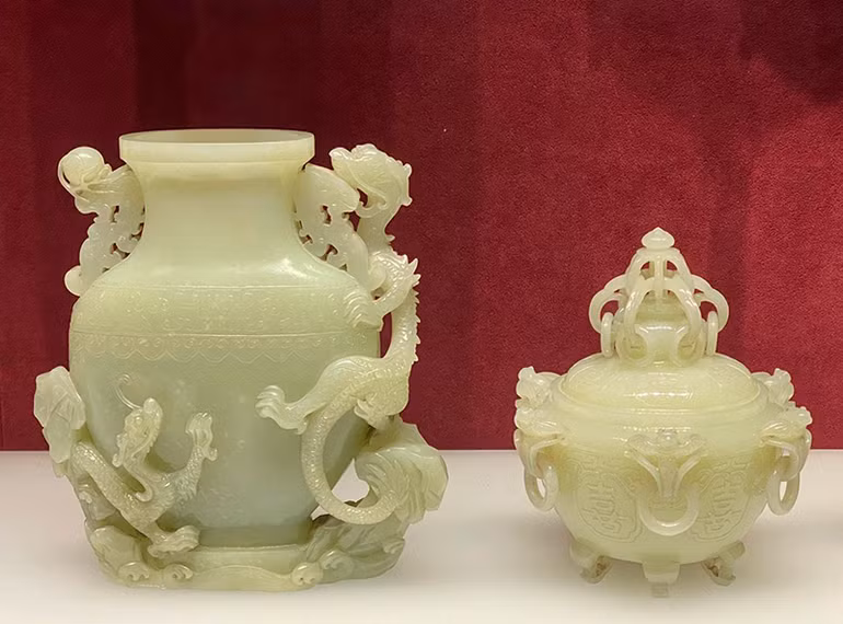 Đồ dùng trong hậu cung được làm từ những khối ngọc tuyệt đẹp. Đồ dùng trong hậu cung được làm từ những khối ngọc tuyệt đẹp.