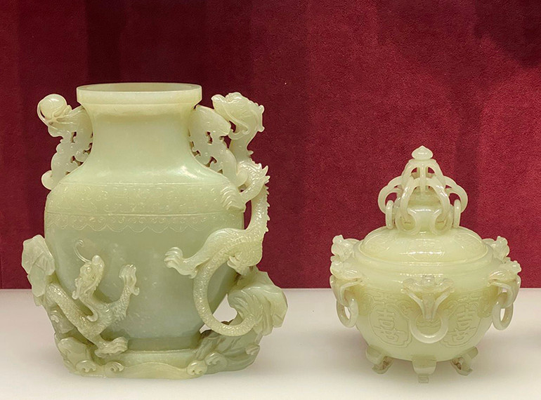 Đồ dùng trong hậu cung được làm từ những khối ngọc tuyệt đẹp. Đồ dùng trong hậu cung được làm từ những khối ngọc tuyệt đẹp.