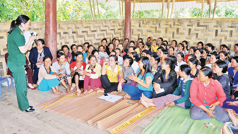 Hội phụ nữ Bộ đội Biên phòng Kon Tum tuyên truyền Luật Hôn nhân và gia đình cho hội viên phụ nữ xã Bờ Y, huyện Ngọc Hồi.