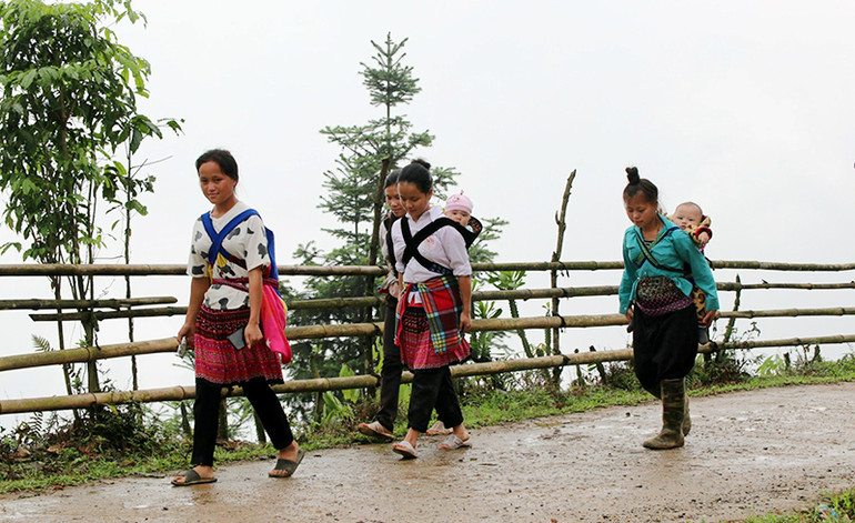 Người dân địu con đến tham gia câu lạc bộ. Người dân địu con đến tham gia câu lạc bộ.