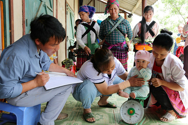 Mỗi lần sinh hoạt câu lạc bộ cán bộ y tế sẽ kết hợp cân đo để theo dõi sự phát triển của trẻ. Mỗi lần sinh hoạt câu lạc bộ cán bộ y tế sẽ kết hợp cân đo để theo dõi sự phát triển của trẻ.