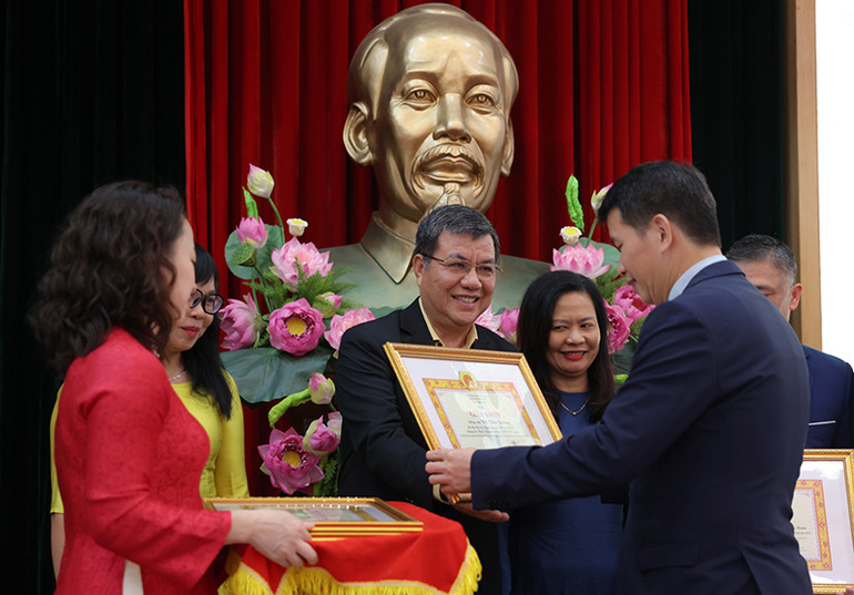 Quận ủy Hoàn Kiếm tặng Giấy khen cho Bí thư Chi bộ Ngân hàng TMCP Bắc Á Võ Văn Quang về thành tích xuất sắc trong triển khai thực hiện “Nâng cao chất lượng sinh hoạt chi bộ năm 2023”. Quận ủy Hoàn Kiếm tặng Giấy khen cho Bí thư Chi bộ Ngân hàng TMCP Bắc Á Võ Văn Quang về thành tích xuất sắc trong triển khai thực hiện “Nâng cao chất lượng sinh hoạt chi bộ năm 2023”.