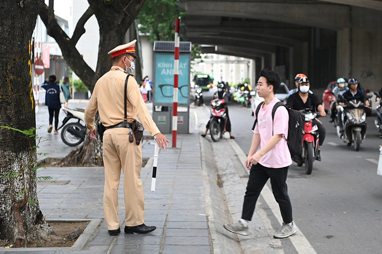 Người đi bộ sang đường không đúng quy định sẽ bị xử phạt từ 60.000 - 100.000 đồng. ảnh | Minh Tuệ