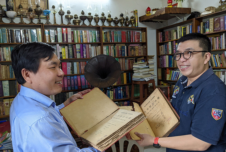 Bung Trần và nhà sưu tập từ điển tiếng Việt Dương Minh Quang với tác phẩm từ điển tiếng Việt đầu tiên của Huỳnh Tịnh Của tại Quy Nhơn.